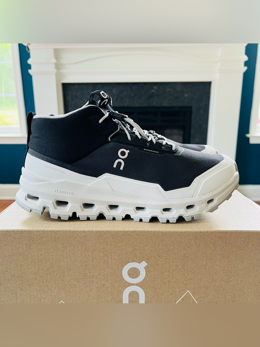 Sz 4Y On Cloudhero Mid Waterproof Mid Top Athletic Hiking Sneakers Black/White